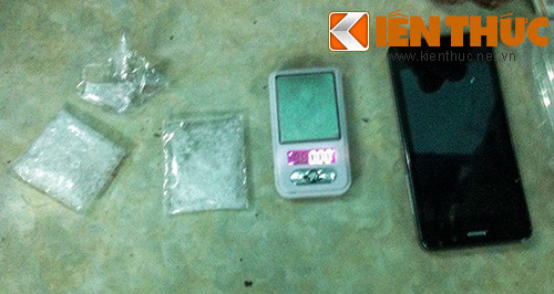 Khám xét nhà ở củaTùng "già", cơ quan điều tra phát hiện thêm 4 bịch ma tuý tổng hợp (ma túy đá) có khối lượng 11,42 gr. Khám xét nhà ở củaTùng "già", cơ quan điều tra phát hiện thêm 4 bịch ma tuý tổng hợp (ma túy đá) có khối lượng 11,42 gr.