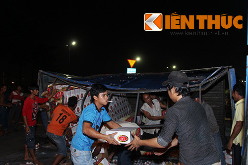 Người dân đã giúp tài xế nhặt lại những thùng bia bị văng xuống đường, đồng thời đưa những thùng bia đang bị mắc kẹt trên xe sang một chiếc xe khác.