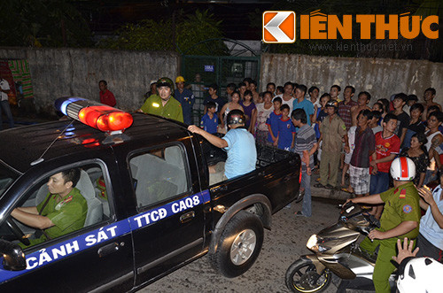 Sự việc thu hút nhiều người hiếu kỳ tập trung theo dõi.