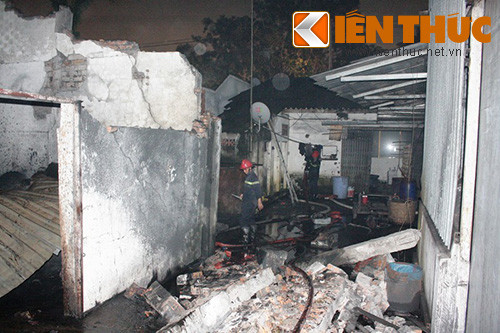 Tường và mài tôn của nhà chứa nguyên liệu bị đổ sập. Tường và mài tôn của nhà chứa nguyên liệu bị đổ sập.