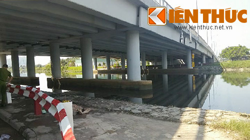 Cầu Nước Lên, nơi người đàn ông gieo mình xuống sông tự tử. Cầu Nước Lên, nơi người đàn ông gieo mình xuống sông tự tử.