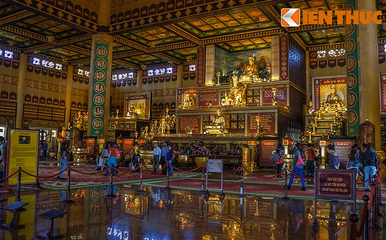 Khu c hính điện thờ Phật Tổ, vua Hùng và vua Trần Nhân Tông.