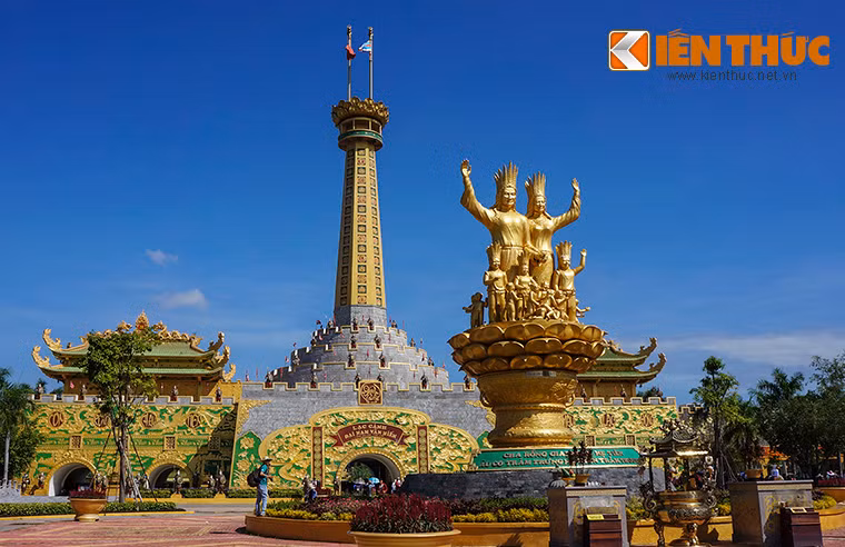 Trong những ngày mở cửa miễn phí, KDL Đại Nam đã đón hàng vạn lượt khách tới đây tham quan và tìm hiểu về cội nguồn văn hóa của dân tộc.