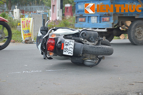 Khi chạy đến đường Tân Kỳ Tân Qúy, chiếc xe của “nài” thuốc lá bất ngờ bị loạng choạng rồi đâm vào xe máy hiệu SH mang BKS 59N2: 37373 do một người đàn ông điều khiển theo hướng ngược lại. Cú đâm mạnh khiến người đàn ông này ngã xuống đường bất tỉnh.