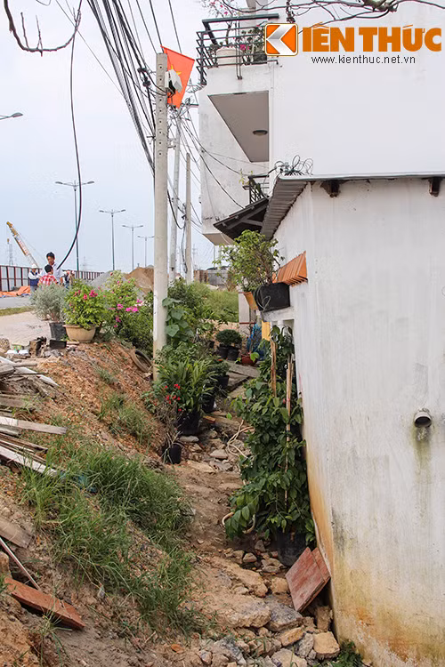 Những căn nhà nằm ở mặt tiền rất thuận tiện cho việc làm ăn buôn bán. Tuy nhiên khi nhà thấp hơn mặt đường đến cả mét, mọi sinh hoạt bất tiện như thế này thì lợi thế này cũng như không.