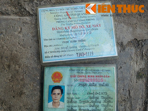 Một số giấy tờ tùy thân được tìm thấy trong người nạn nhân. Một số giấy tờ tùy thân được tìm thấy trong người nạn nhân.