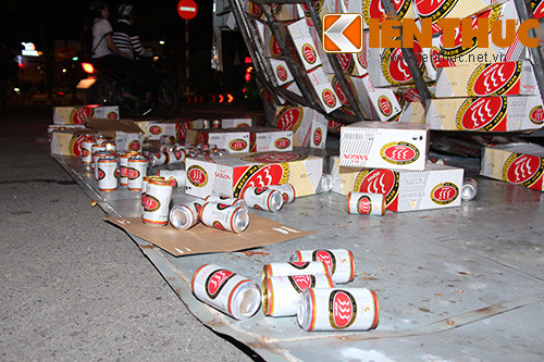 Những lon bia bị lăn ra giữa đường được người dân nhặt lại cho tài xế.