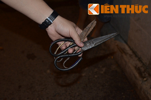 Hai cây kéo Tuấn dùng để đe dọa những ai muốn tiếp cận hắn.