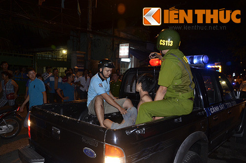 Sau hơn 1 giờ thuyết phục nhưng bất thành, cảnh sát đã quyết định nổ súng khống chế và bắt gọn đối tượng Tuấn.