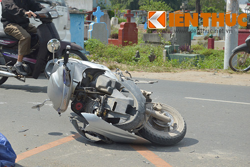 Chưa dừng lại ở đó, chiếc xe đối tượng chở hàng lậu tiếp tục lao tới và đâm trực diện vào xe máy hiệu Attila mang BKS 59R9 : 9091 do hai phụ nữ điều khiển.