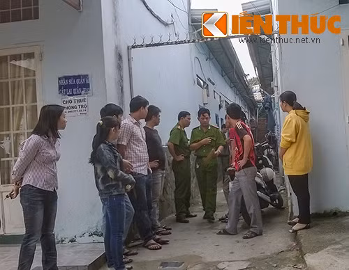 Đến hơn 11h trưa cùng ngày, lực lượng chức năng vẫn đang tiến hành khám nghiệm hiện trường. Đến hơn 11h trưa cùng ngày, lực lượng chức năng vẫn đang tiến hành khám nghiệm hiện trường.