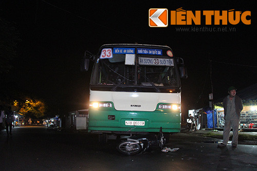 Hiện trường vụ tai nạn giữa xe buýt và xe máy xảy ra tối 15/11 khiến 2 người trọng thương.