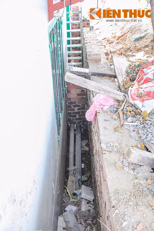 Mỗi khi trời mưa, những ngôi nhà này lại bị ngập nặng.