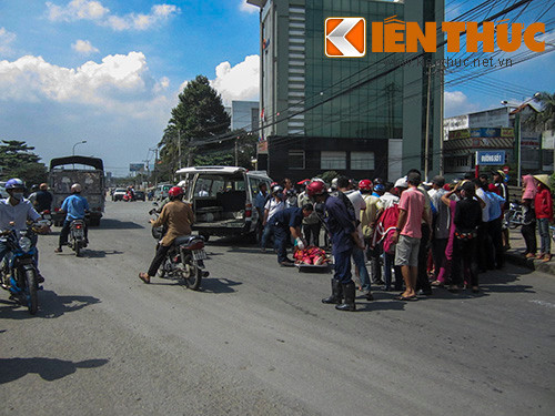 Đến gần 12h trưa, thi thể nạn nhân được đưa về nhà xác. Đến gần 12h trưa, thi thể nạn nhân được đưa về nhà xác.