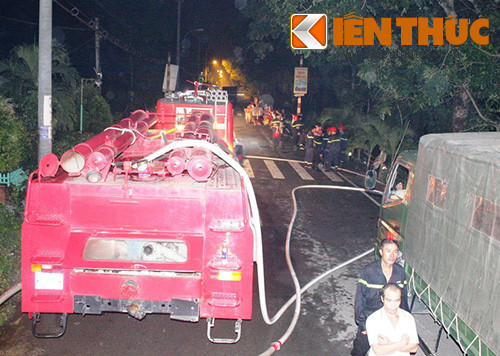 8 xe chữa cháy cùng 46 cán bộ chiến sĩ được điều động xuống hiện trường để dập lửa. 8 xe chữa cháy cùng 46 cán bộ chiến sĩ được điều động xuống hiện trường để dập lửa.