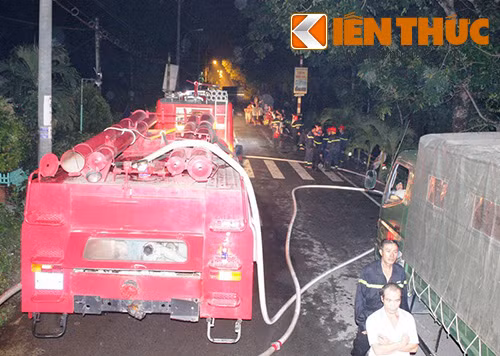 8 xe chữa cháy cùng 46 cán bộ chiến sĩ được điều động xuống hiện trường để dập lửa.