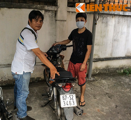 "Hiệp sĩ" Nguyễn Thanh Hải trả lại chiếc xe bị mất cắp cho anh Võ Anh Văn.