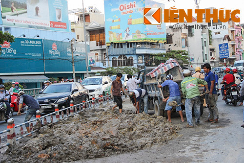 Toàn bộ số bùn trên xe bị vương vãi xuống đường.