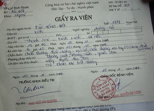 Giấy ra viện của phóng viên Hồng Điệp sau khi bị ông Thắng và ông Ý hành hung.