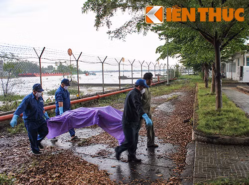 Thi thể được chuyển về nhà xác Bình Hưng Hòa để phục vụ công tác khám nghiệm tử thi.