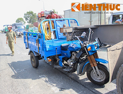 Cú tông mạnh khiến ngực anh Tranh đập vào đuôi xe container và tử vong khi vừa đến bệnh viện. Cú tông mạnh khiến ngực anh Tranh đập vào đuôi xe container và tử vong khi vừa đến bệnh viện.