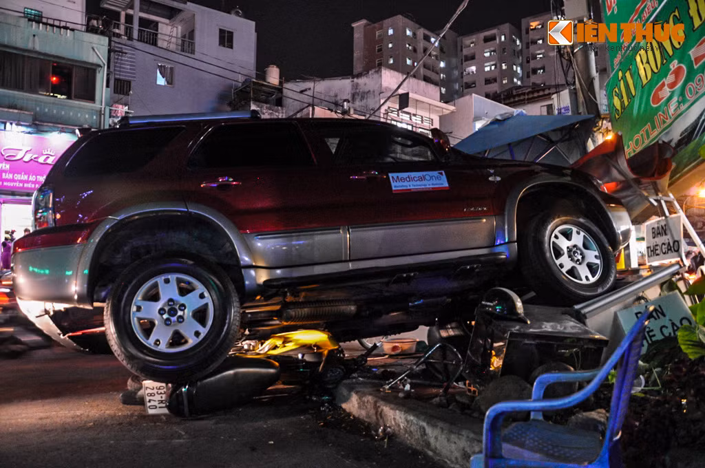 Màn “đại náo” của ô tô “điên” khiến 4 người ngồi trên vỉa hè không kịp chạy thoát nên đã bị cuốn vào gầm và bị trọng thương.