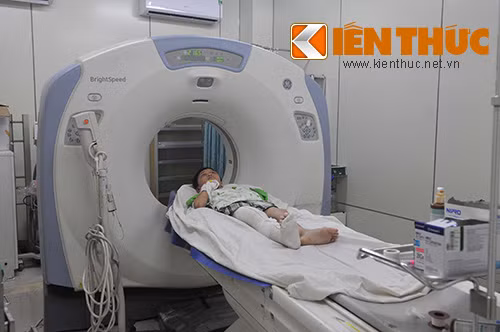 Cháu Hiếu đang được chăm sóc đặc biệt tại khoa Ngoại thần kinh. Việc ăn uống của cháu rất kém, kèm theo đau đầu và nôn ói nên các bác sĩ cần thời gian theo dõi thêm trước khi đưa ra quyết định phẩu thuật ở đầu cho cháu.