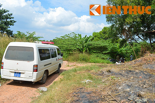 Đến khoảng 12h trưa, sau khi hoàn tất công tác khám nghiệm tử thi tại hiện trường, thi thể nạn nhân được đưa về nhà xác.