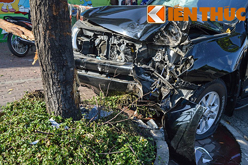 Sau cú tông mạnh, chiếc ô tô bị hư hỏng nặng phần đầu. Sau cú tông mạnh, chiếc ô tô bị hư hỏng nặng phần đầu.