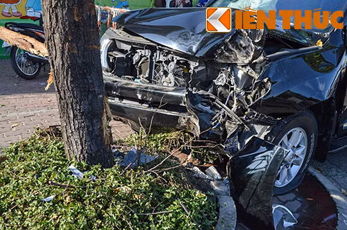 Sau cú tông mạnh, chiếc ô tô bị hư hỏng nặng phần đầu.