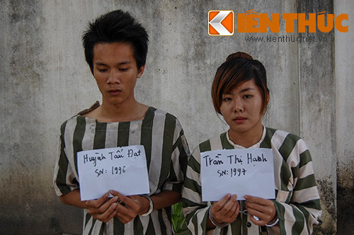 Đôi tình nhân "nhí" tại cơ quan công an. Đôi tình nhân "nhí" tại cơ quan công an.