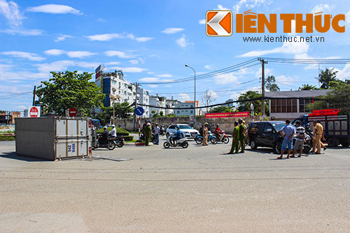 Hiện trường vụ tai nạn khiến xe tải lật nhào xảy ra vào trưa nay.