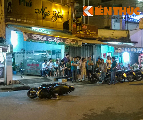 Khi vừa ra khỏi quán phở, anh Sơn bị vấp ngã và bị hung thủ lao tới rút dao đâm liên tiếp vào người. Khi vừa ra khỏi quán phở, anh Sơn bị vấp ngã và bị hung thủ lao tới rút dao đâm liên tiếp vào người.