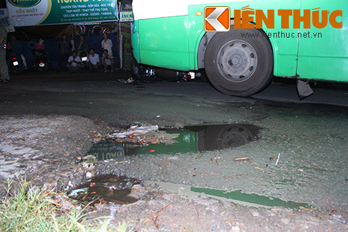 Do phanh gấp để tránh ổ gà phía trước, chiếc xe máy bị xe buýt trờ tới tông thẳng vào.