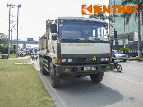 Va chạm với xe ben rồi ngã xuống đường, chị Giang bị bánh xe cán qua người tử vong tại chỗ. Va chạm với xe ben rồi ngã xuống đường, chị Giang bị bánh xe cán qua người tử vong tại chỗ.