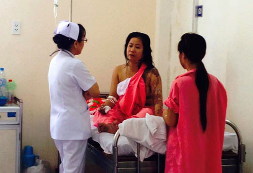 Chị Hiếu với nhiều vết phỏng do axit trên cơ thể đang kể lại vụ việc.