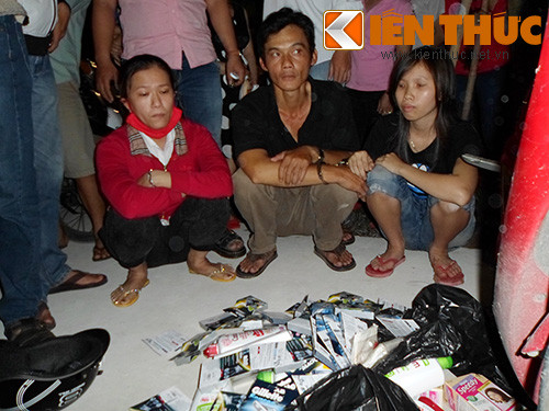 Ba đối tượng cùng tang vật bị các "hiệp sĩ" SBC bắt giữ giao cho công an xử lý. Ba đối tượng cùng tang vật bị các "hiệp sĩ" SBC bắt giữ giao cho công an xử lý.