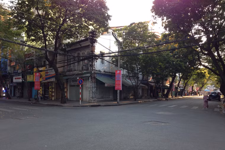 Một ngã tư trên đường Lê Thị Hồng Gấm những ngày thường khó có thể băng qua nhưng hôm nay không một bóng phương tiện.