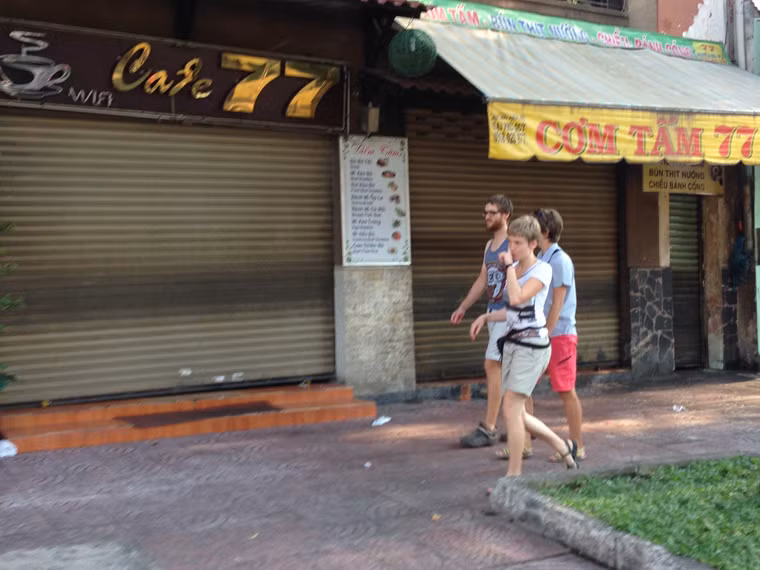 Du khách nước ngoài thoải mái bách bộ dạo phố Nguyễn Du.