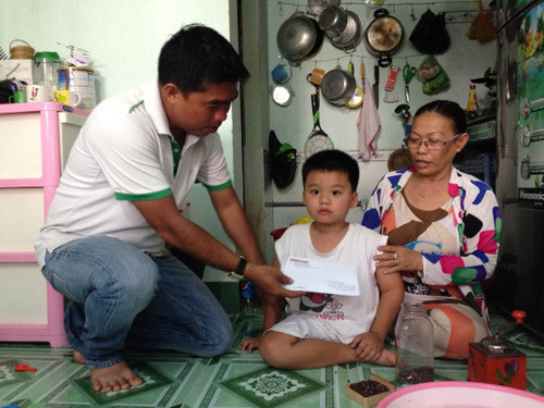 PV Kiến Thức trao tiền của các bạn đọc cho cháu Thiên Bảo