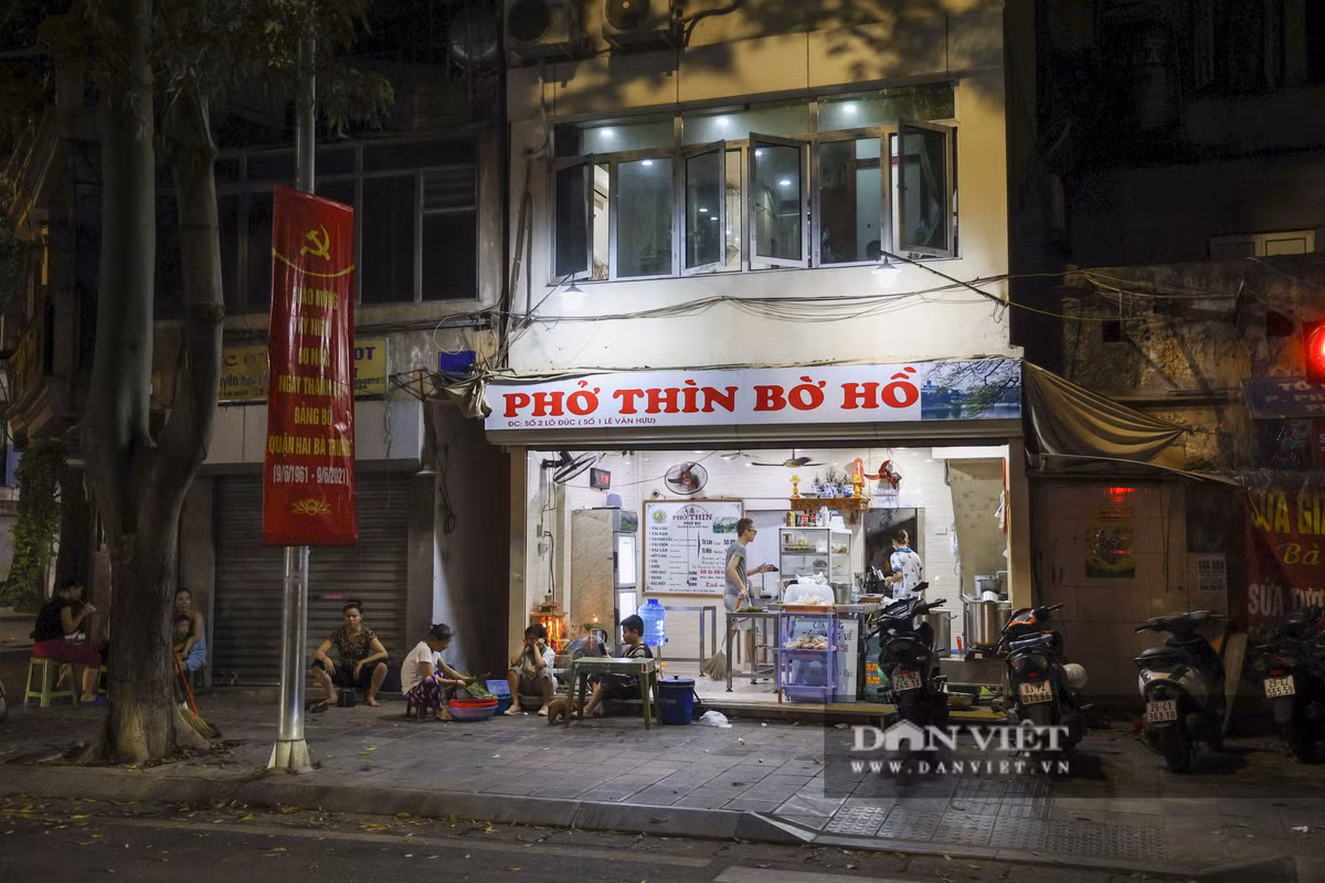 Người kinh doanh đều mang tâm thế sẵn sàng, háo hức chờ đến lúc mở cửa hàng từ đêm 21/6. (Ảnh Dân Việt)