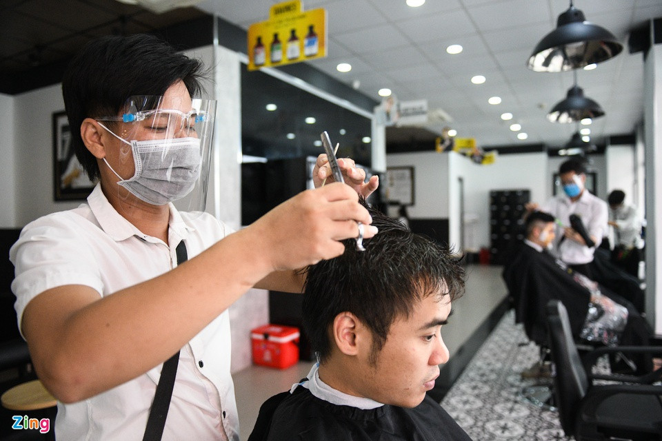 Anh Công Nam, thợ cắt tóc làm việc tại Trần Phú (Hà Đông) cho biết: "Hôm nay khách đến kín lịch từ 7h30 sáng, ai cũng vui vẻ vì được đi cắt tóc, gội đầu thư giãn. Còn nhân viên ai nấy đều háo hức vì được đi làm trở lại". (Ảnh Zing)