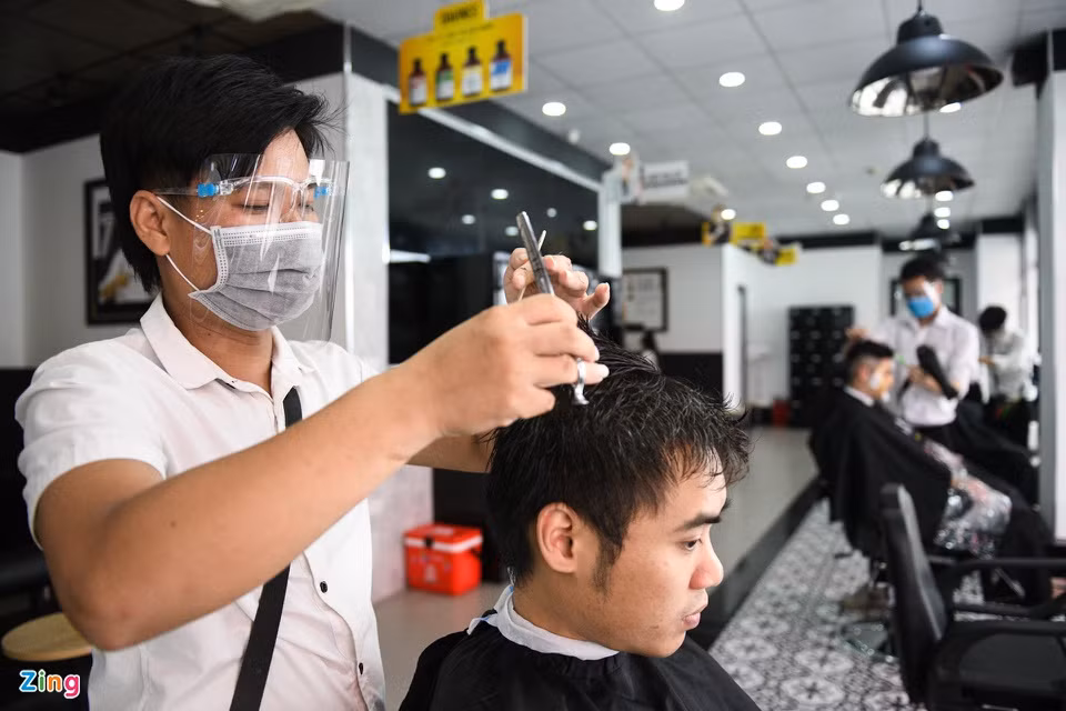 Anh Công Nam, thợ cắt tóc làm việc tại Trần Phú (Hà Đông) cho biết: "Hôm nay khách đến kín lịch từ 7h30 sáng, ai cũng vui vẻ vì được đi cắt tóc, gội đầu thư giãn. Còn nhân viên ai nấy đều háo hức vì được đi làm trở lại". (Ảnh Zing)
