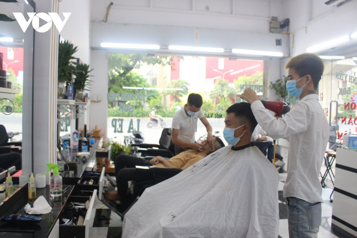Nhiều người dân tranh thủ đi cắt tóc sau chuỗi ngày dịch vụ tạm đóng cửa vì COVID-19. (Ảnh VOV)