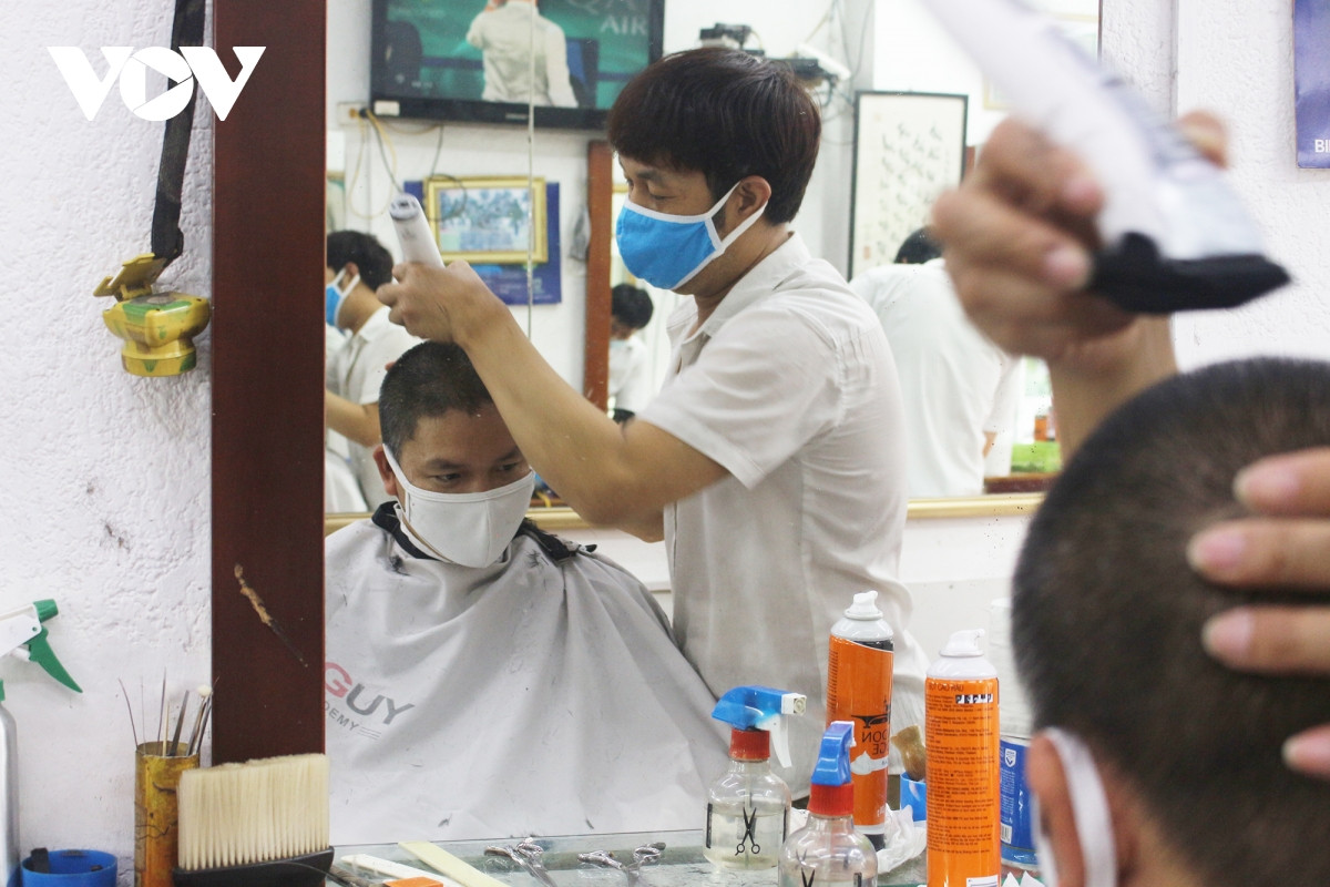 Anh Lưu Mạnh Quyền, chủ tiệm tóc 90A Trần Phú, Hà Đông chia sẻ: "Trong thời gian đóng cửa phòng, chống dịch Covid-19, anh em trong cửa hàng rất khó khăn. Có nhiều lao động tại salon chỉ trông chờ vào nghề cắt tóc để có tiền nuôi gia đình. Nay được mở cửa trở lại, anh em trong tiệm phấn khởi, ra cửa hàng sớm để dọn dẹp, đón khách". (Ảnh VOV)