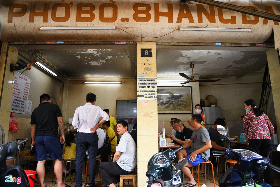 Quán phở bò trên phố Hàng Da thường ngày bán đến 10h, nhưng hôm nay do không chuẩn bị kịp lượng nguyên liệu và khách kéo tới ăn quá đông nên 8h30 chủ quán phải thông báo đã hết phở. (Ảnh Zing)
