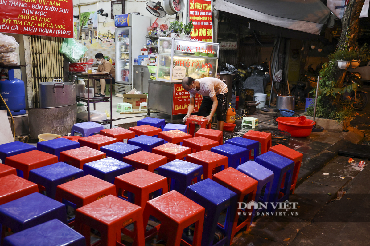 Từ đêm 21/6, nhiều chủ cửa hàng đã tất bật chuẩn bị để mở hàng vào sáng hôm sau. (Ảnh quán ăn trên phố Đồng Xuân (Hoàn Kiếm, Hà Nội) - Nguồn: Dân Việt)