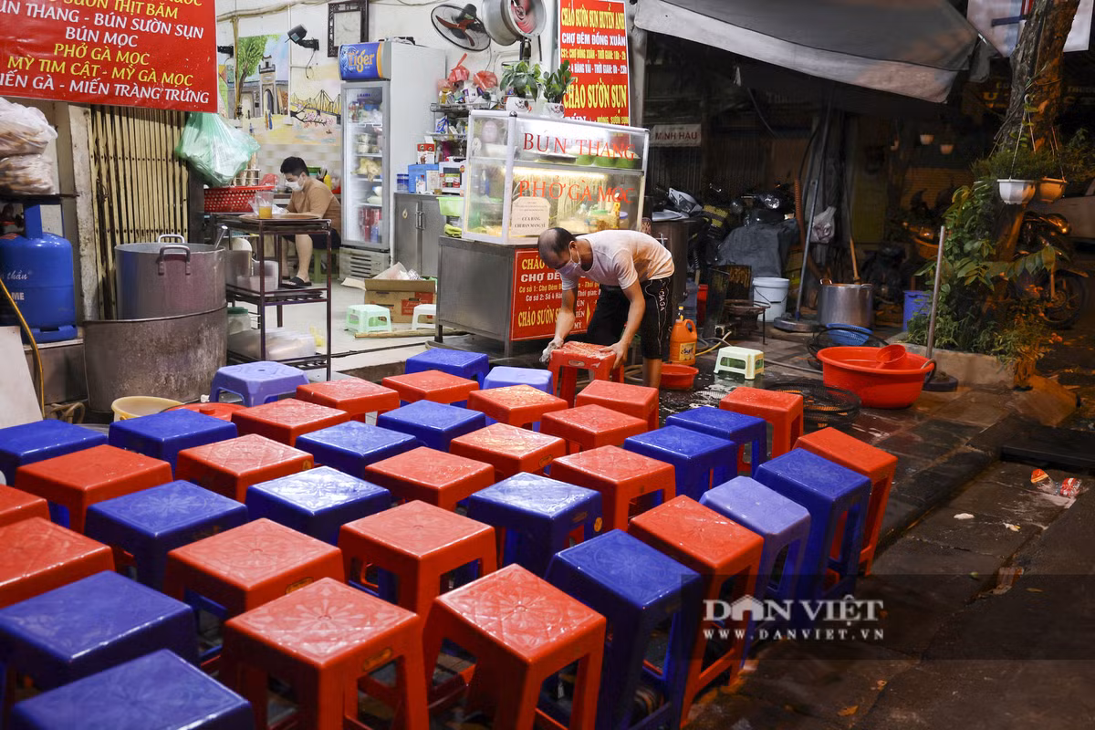 Từ đêm 21/6, nhiều chủ cửa hàng đã tất bật chuẩn bị để mở hàng vào sáng hôm sau. (Ảnh quán ăn trên phố Đồng Xuân (Hoàn Kiếm, Hà Nội) - Nguồn: Dân Việt)