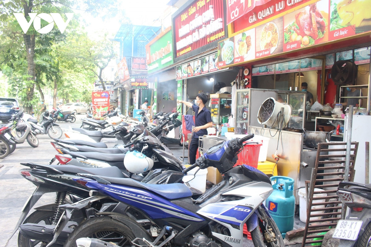 Xe cộ để chật kín trên cả vỉa hè. (Ảnh VOV)