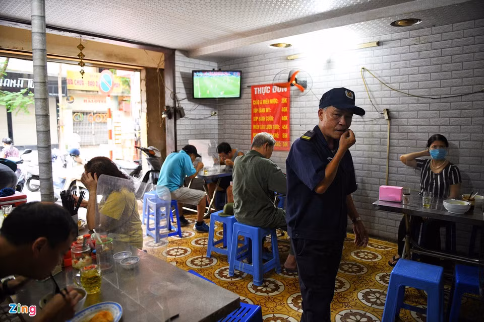 Trong quán miến lươn trên phố Đội Cấn, thực khách vẫn ngồi giãn cách theo từng bàn. Từ 6h sáng, quán đón khách, đến 8h đã bán được gần 100 suất. (Ảnh Zing)